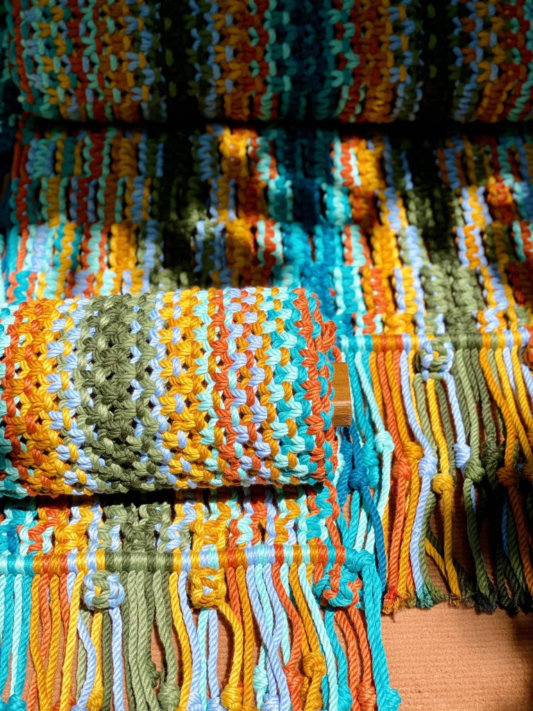 Rivius Prisma – Ghế Macrame Gỗ Gấp Đan Thủ Công Sắc Cầu Vồng