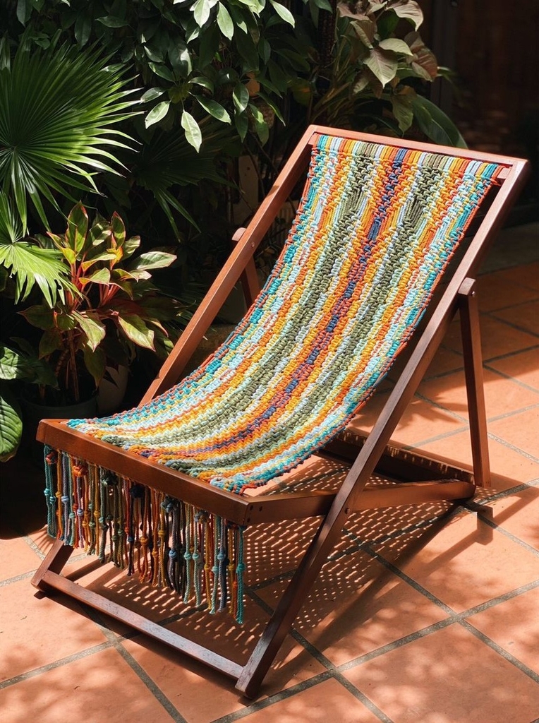 Rivius Prisma – Ghế Macrame Gỗ Gấp Đan Thủ Công Sắc Cầu Vồng