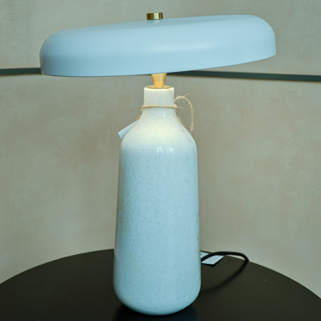 Rivius Clarilune – Đèn Bàn Đá Sứ Màu Trắng Chụp Tròn Lệch