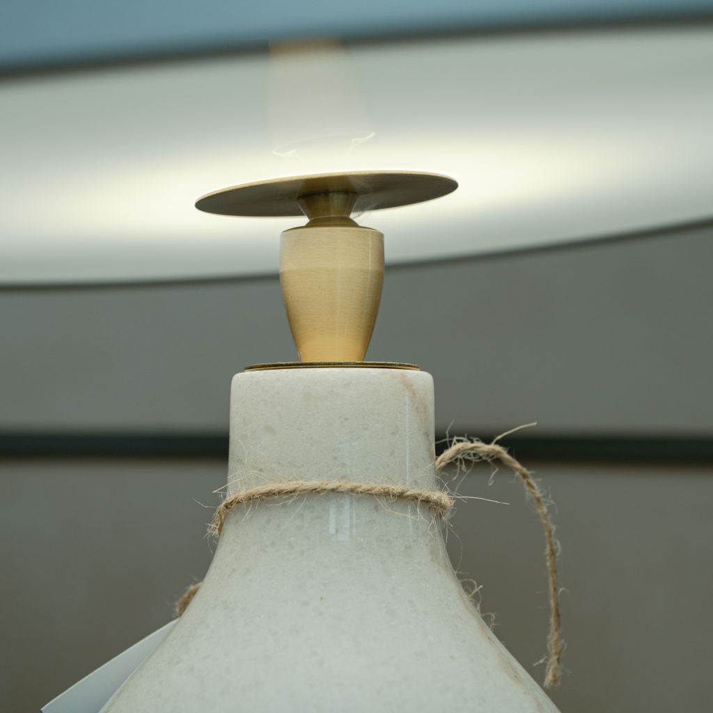 Rivius Clarilune – Đèn Bàn Đá Sứ Màu Trắng Chụp Tròn Lệch