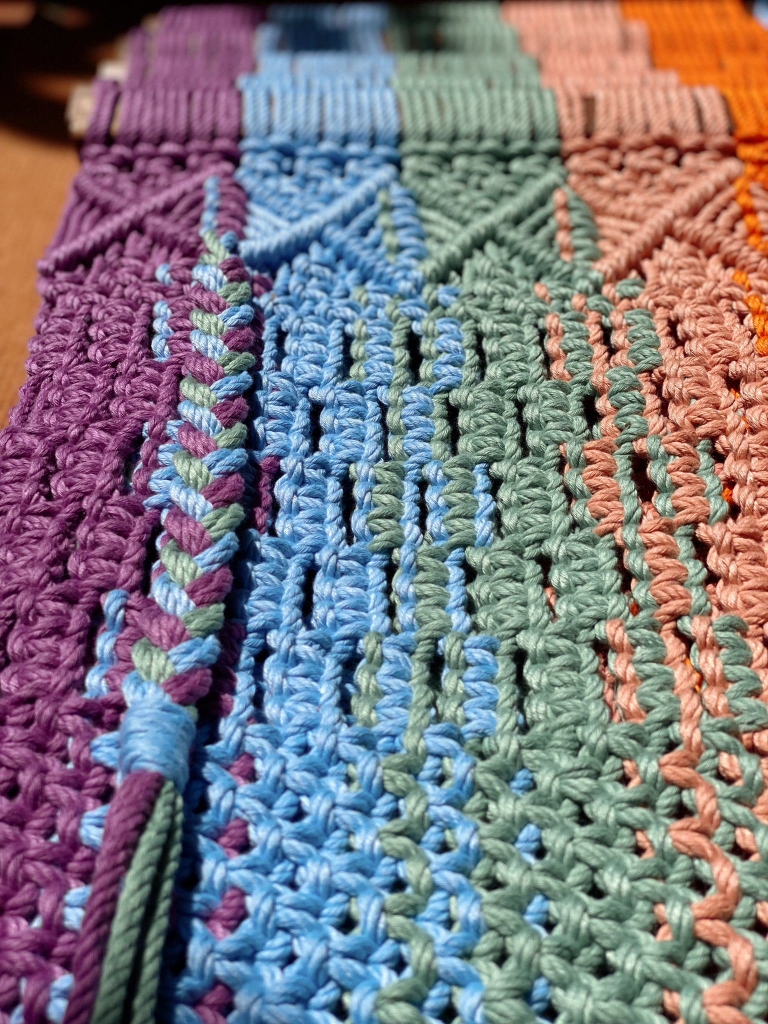 Rivius Prisma – Ghế Macrame Gỗ Gấp Đan Thủ Công Sắc Cầu Vồng