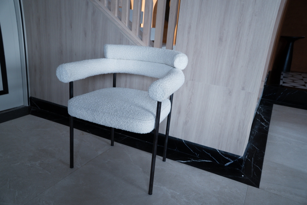 Rivius Cylanna – Ghế Vải Bouclé Tựa Tròn Tay Cuộn