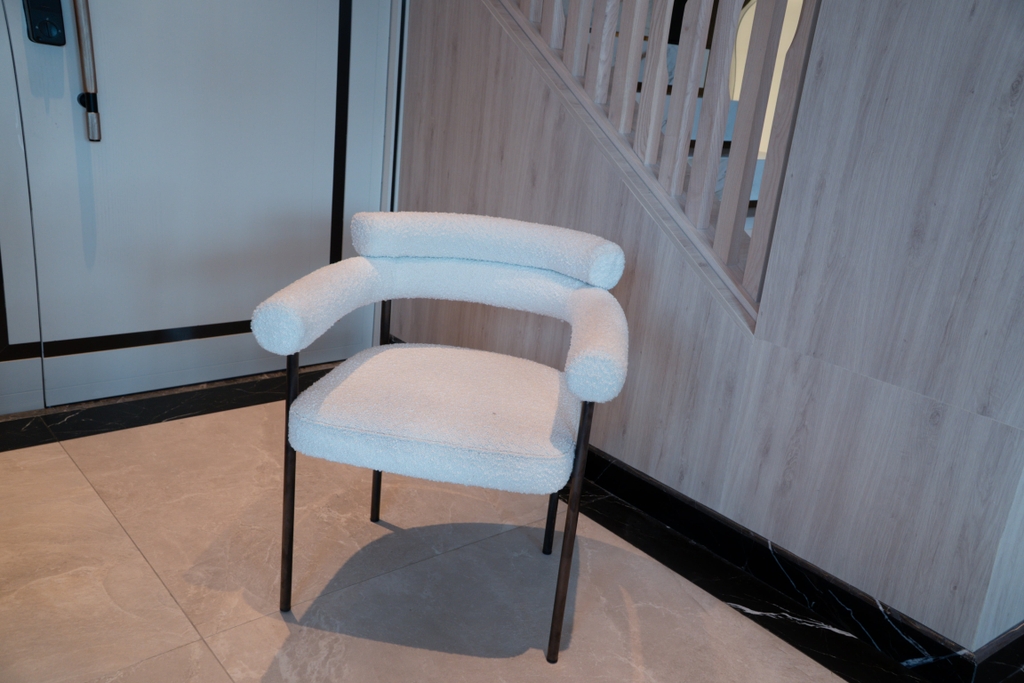 Rivius Cylanna – Ghế Vải Bouclé Tựa Tròn Tay Cuộn