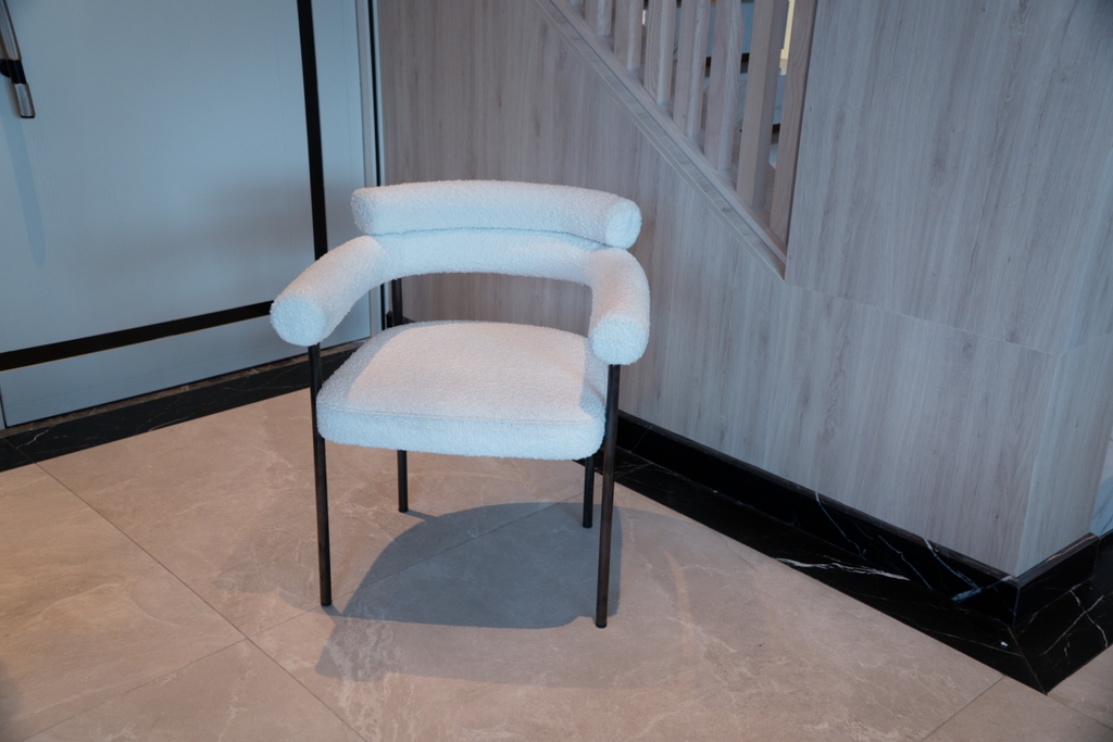 Rivius Cylanna – Ghế Vải Bouclé Tựa Tròn Tay Cuộn