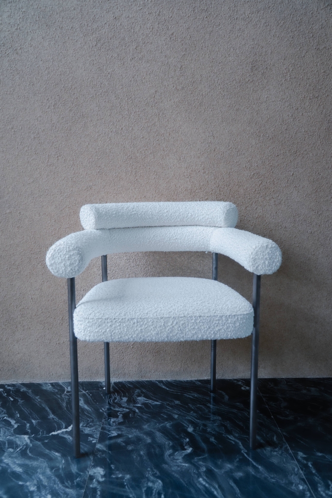 Rivius Cylanna – Ghế Vải Bouclé Tựa Tròn Tay Cuộn