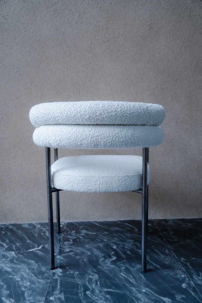 Rivius Cylanna – Ghế Vải Bouclé Tựa Tròn Tay Cuộn