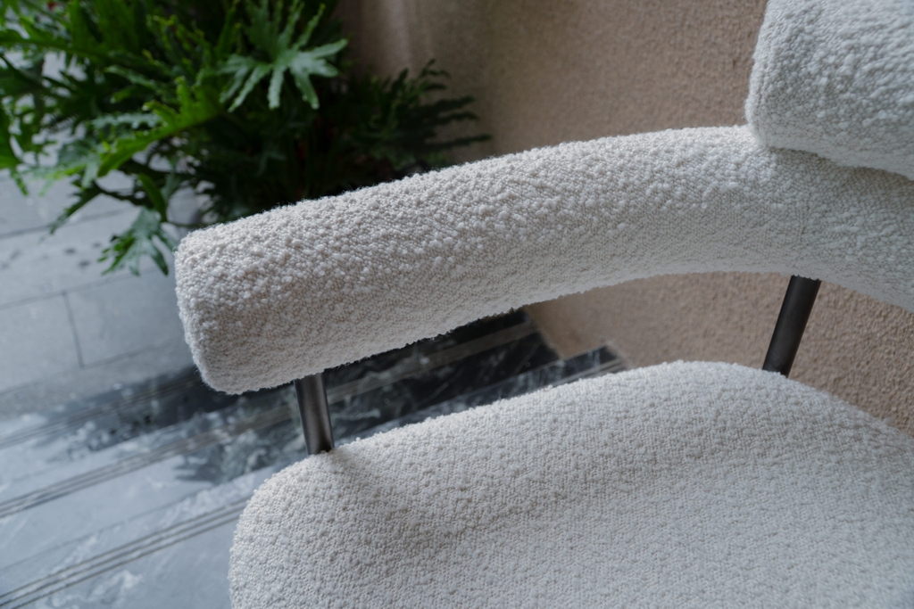 Rivius Cylanna – Ghế Vải Bouclé Tựa Tròn Tay Cuộn