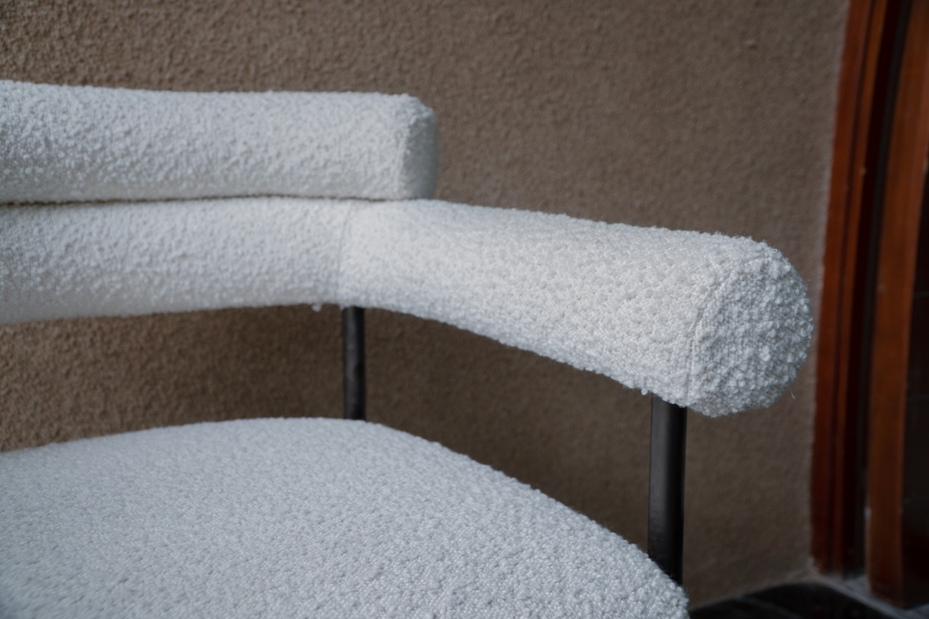 Rivius Cylanna – Ghế Vải Bouclé Tựa Tròn Tay Cuộn