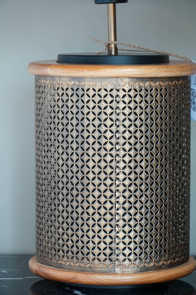 Rivius Ventari – Đèn Bàn Gỗ Mây Hoa Văn Indochine