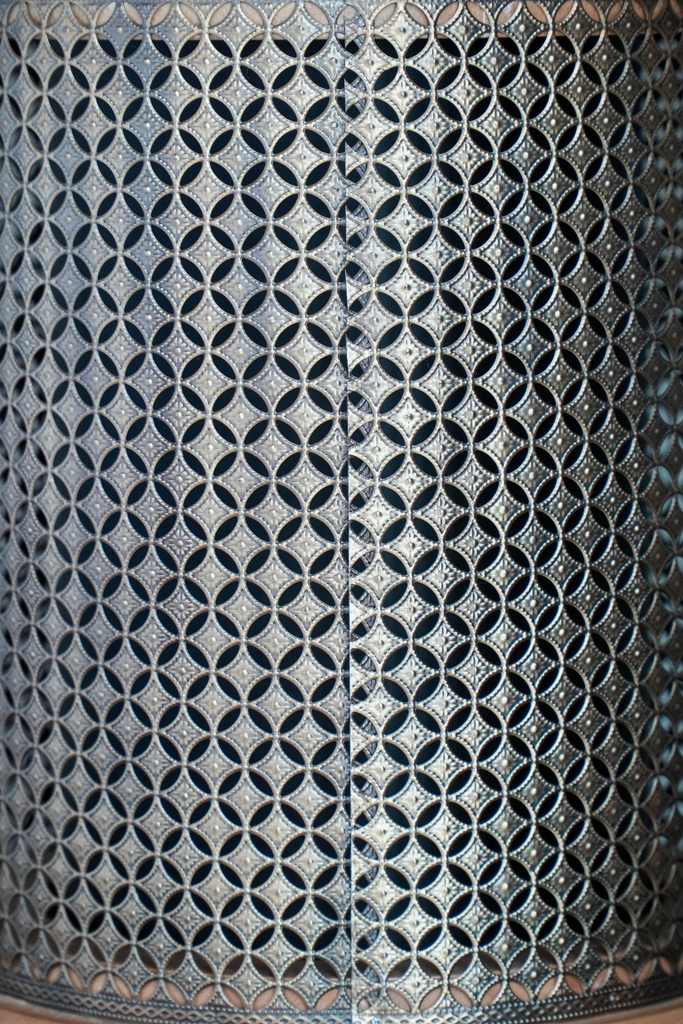 Rivius Ventari – Đèn Bàn Gỗ Mây Hoa Văn Indochine