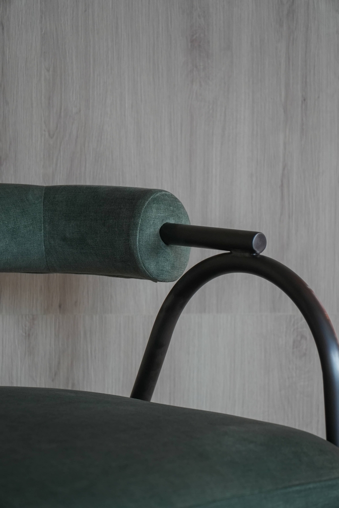 Rivius Verde – Ghế Vải Với Tựa Cuộn Khung Kim Loại
