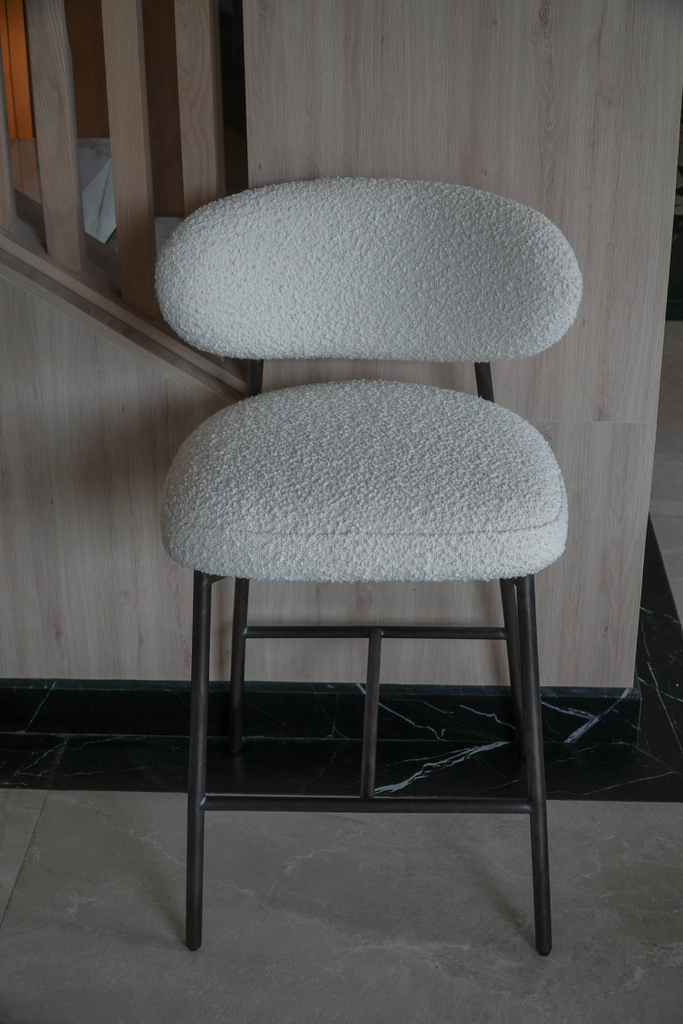 Rivius Waffina – Ghế Bar Vải Bouclé Tựa Tròn Hiện Đại