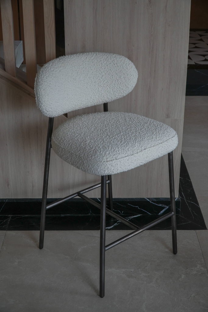 Rivius Waffina – Ghế Bar Vải Bouclé Tựa Tròn Hiện Đại