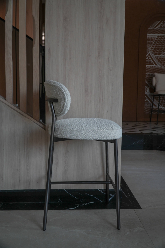 Rivius Waffina – Ghế Bar Vải Bouclé Tựa Tròn Hiện Đại