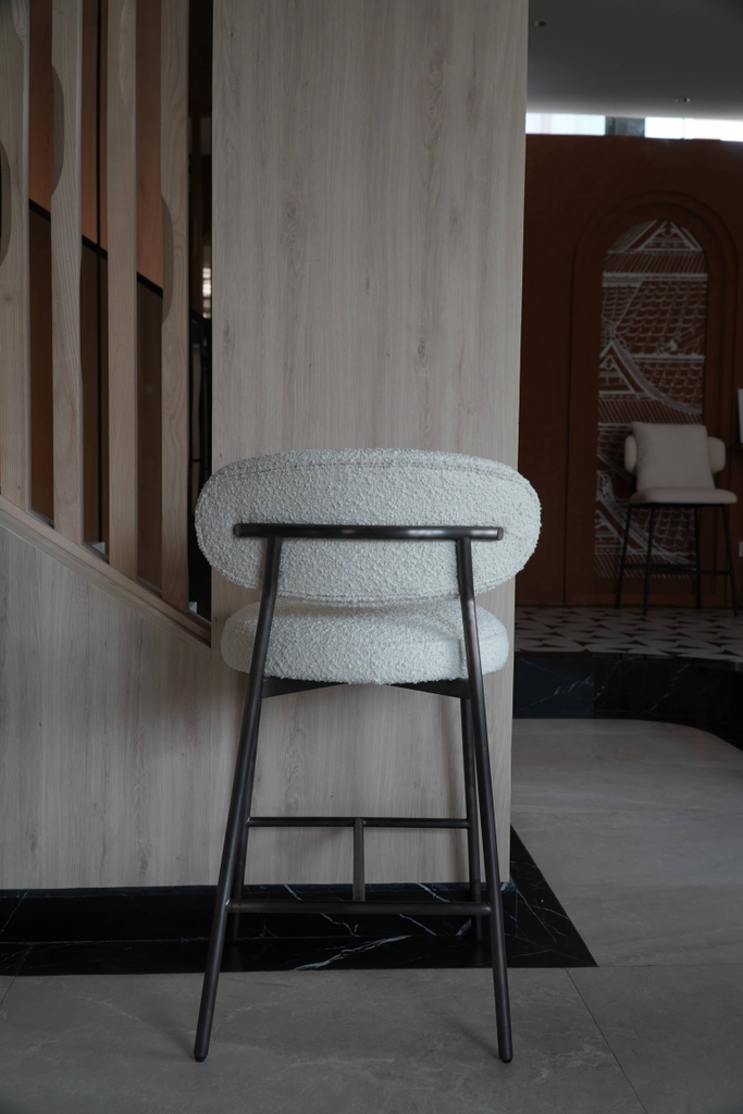 Rivius Waffina – Ghế Bar Vải Bouclé Tựa Tròn Hiện Đại