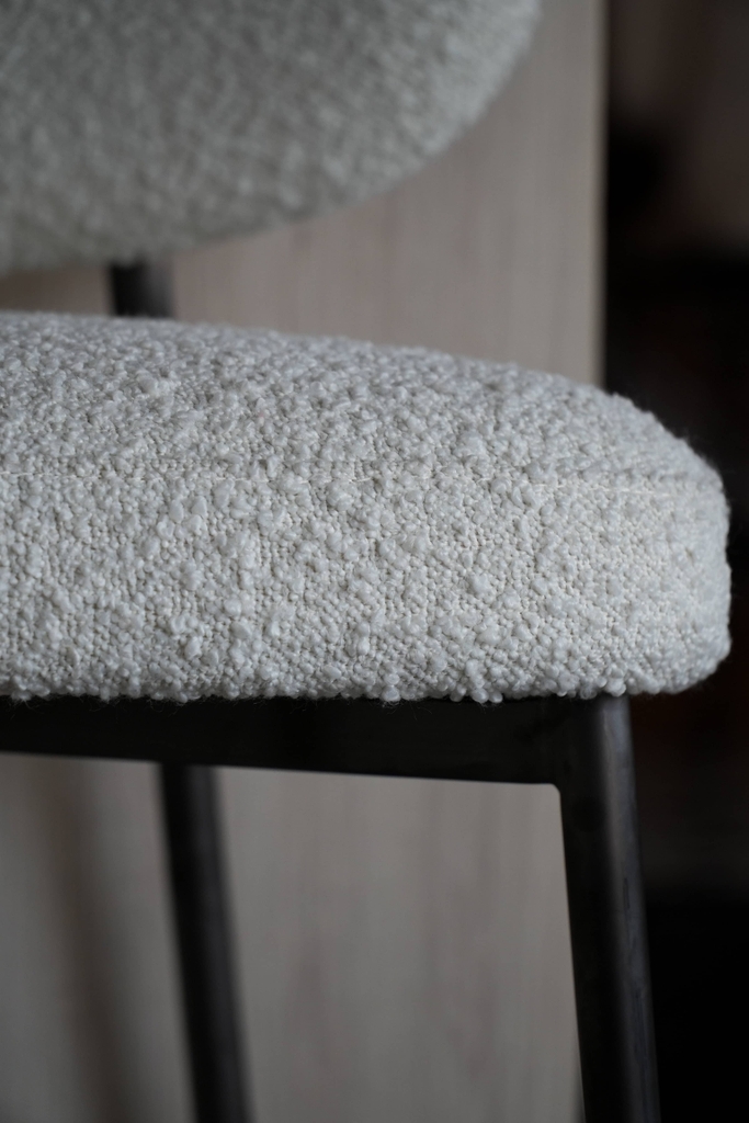 Rivius Waffina – Ghế Bar Vải Bouclé Tựa Tròn Hiện Đại