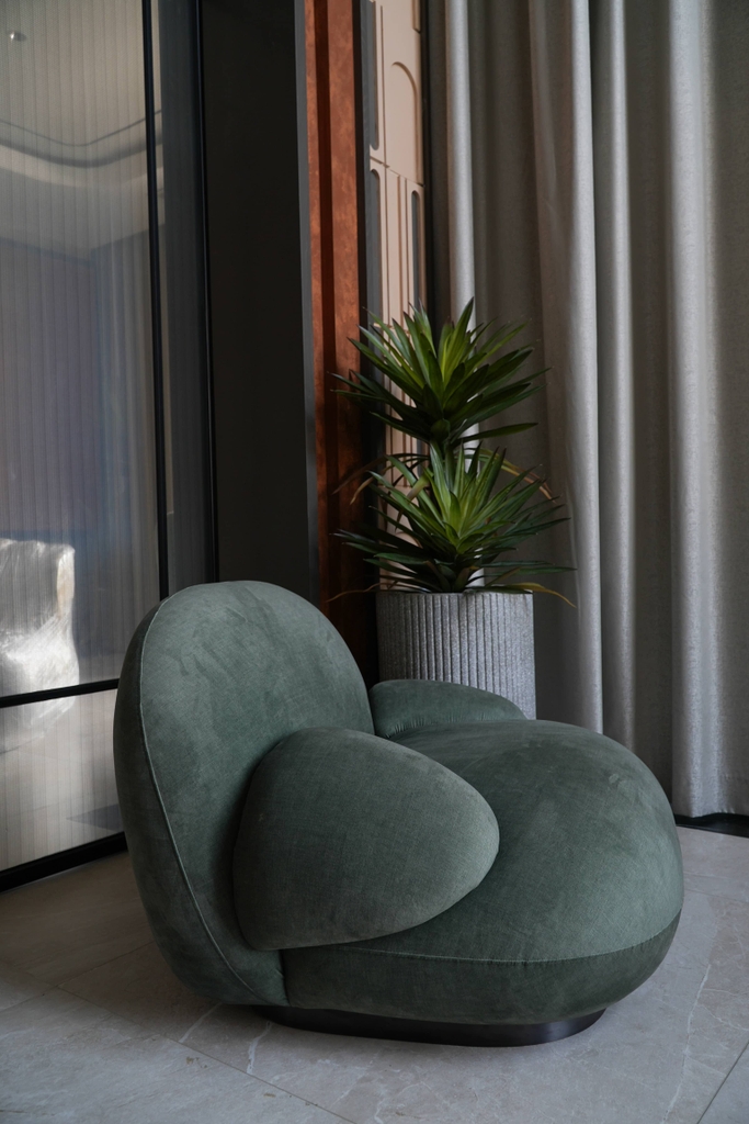 Rivius Overa – Ghế Bành Tựa Phồng Bọc Vải Cỡ Lớn