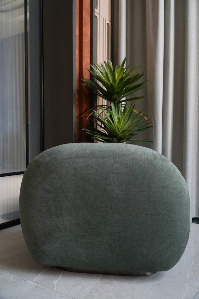 Rivius Overa – Ghế Bành Tựa Phồng Bọc Vải Cỡ Lớn