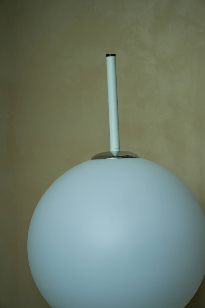 Rivius Orbivra – Đèn Sàn Nghệ Thuật Khối Cầu Tương Phản Trắng Đen