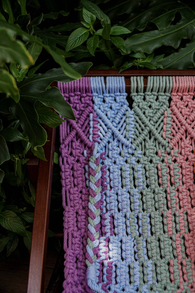 Rivius Prisma – Ghế Macrame Gỗ Gấp Đan Thủ Công Sắc Cầu Vồng Cỡ Nhỏ