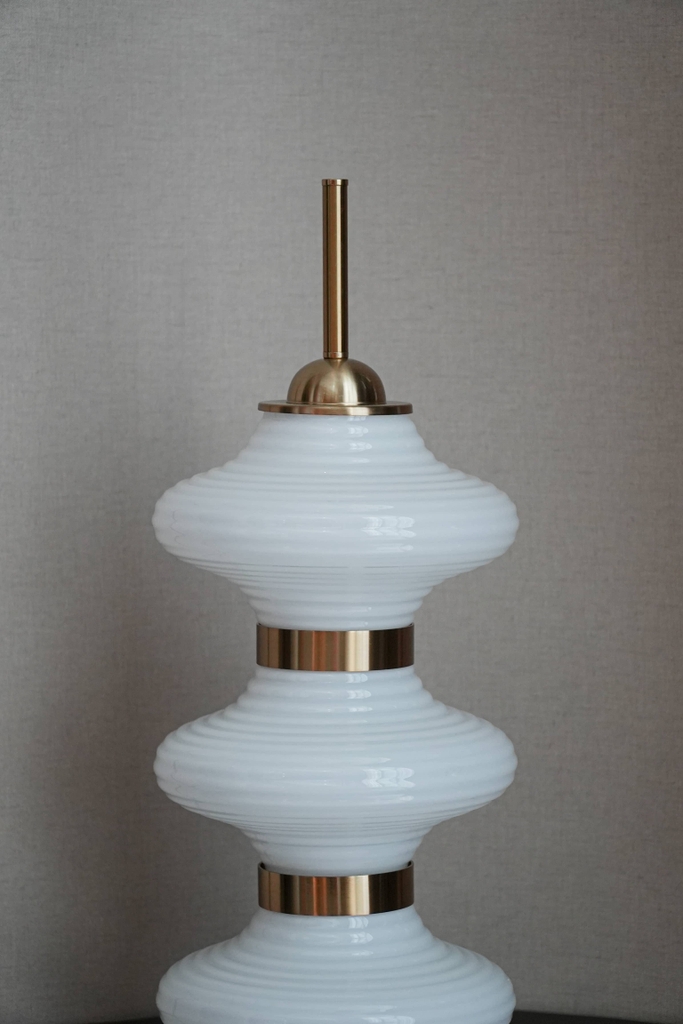 Rivius Varo – Đèn Sàn Điêu Khắc Ánh Sáng Xếp Tầng