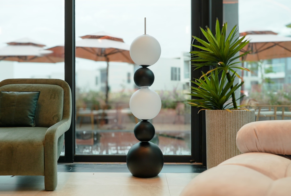 Rivius Orbivra – Đèn Sàn Nghệ Thuật Khối Cầu Tương Phản Trắng Đen