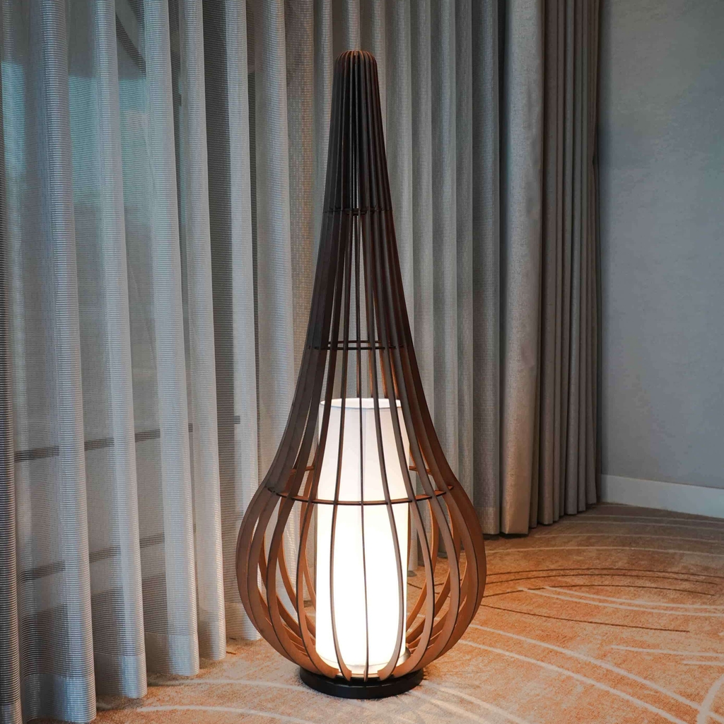 Rivius Rattan – Đèn Sàn Lồng Tre Uốn Cong Hai Bóng Ánh Vàng