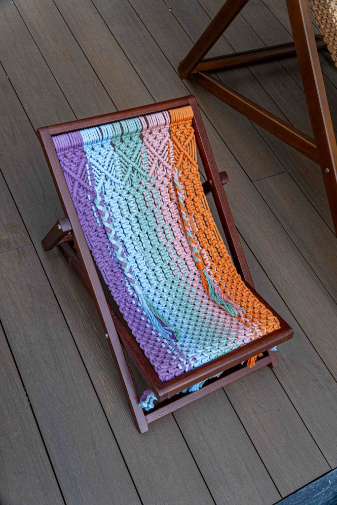 Rivius Prisma – Ghế Macrame Gỗ Gấp Đan Thủ Công Sắc Cầu Vồng