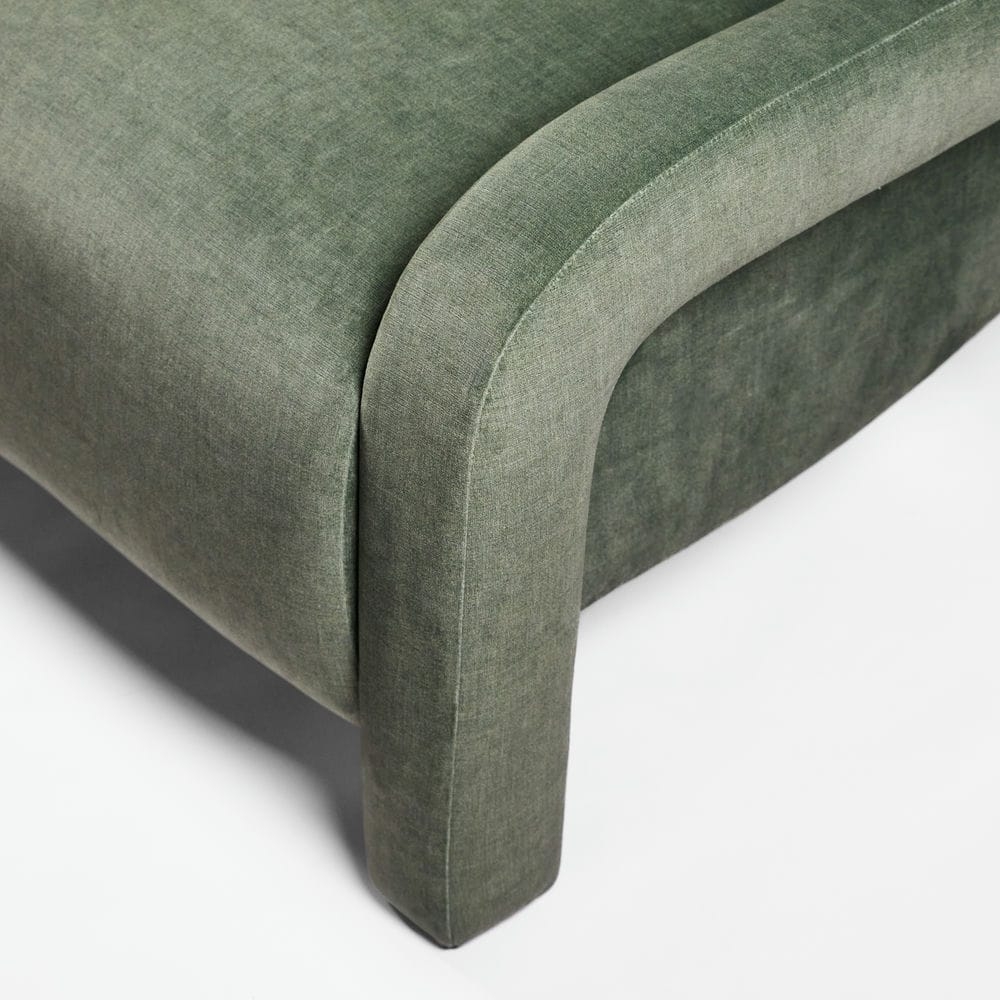 Rivius Pavona – Ghế Bành Điêu Khắc Bọc Vải Màu Xanh Rêu