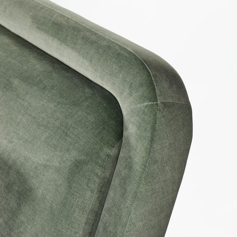 Rivius Pavona – Ghế Bành Điêu Khắc Bọc Vải Màu Xanh Rêu