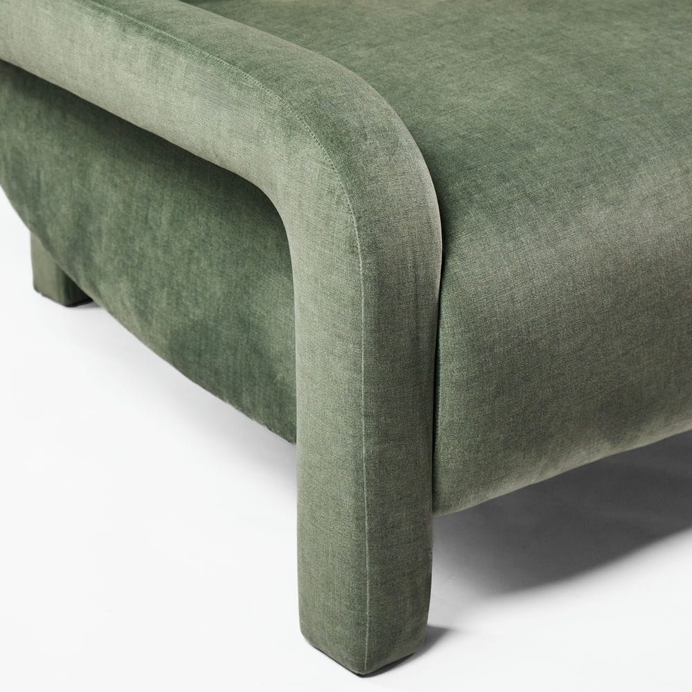 Rivius Pavona – Ghế Bành Điêu Khắc Bọc Vải Màu Xanh Rêu