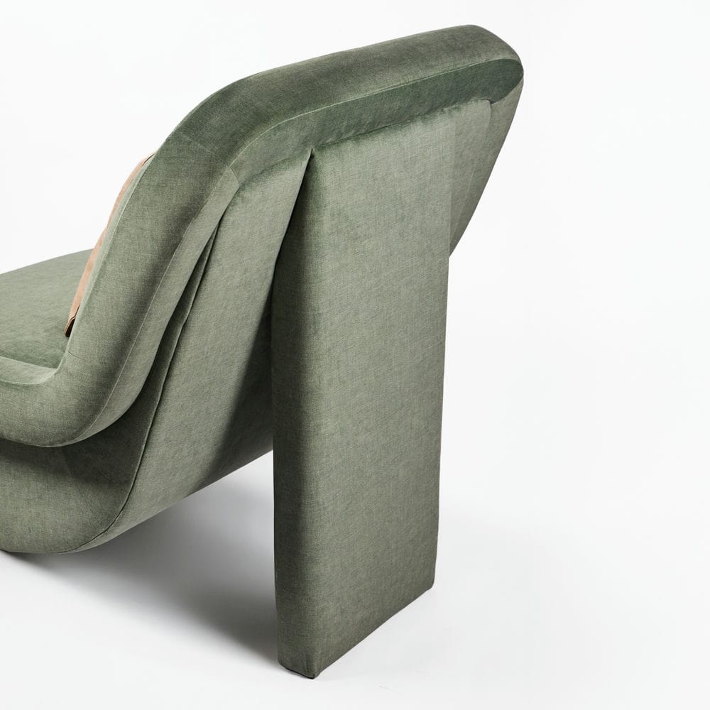 Rivius Pavona – Ghế Bành Điêu Khắc Bọc Vải Màu Xanh Rêu