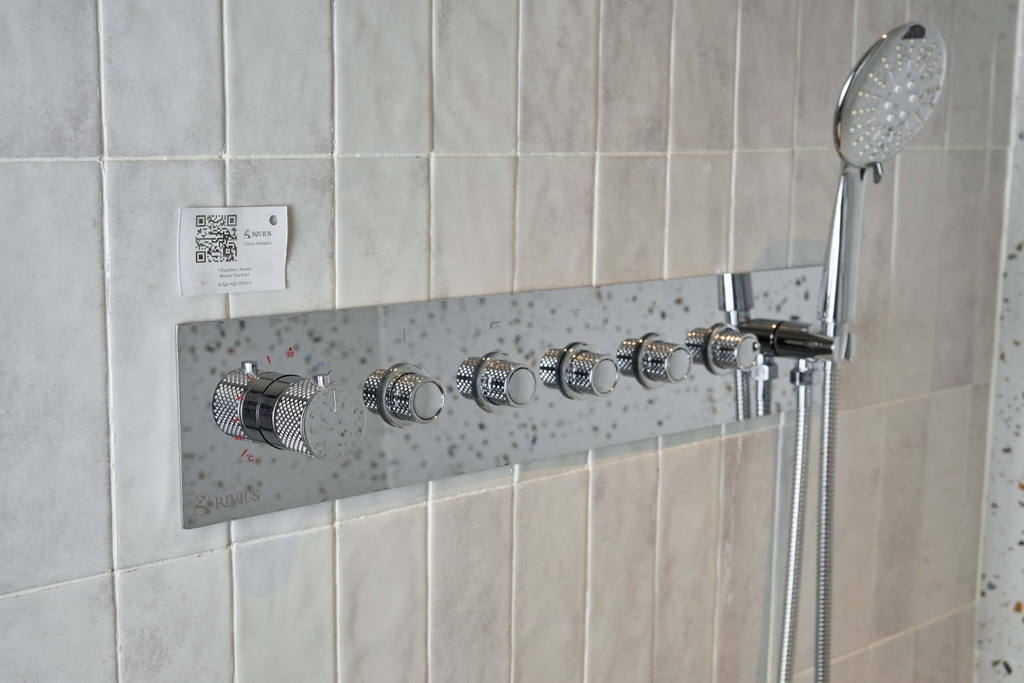 Rivius Aquanova – Bộ Vòi Sen Sắc Bạc Với Bảng Điều Khiển Hiện Đại