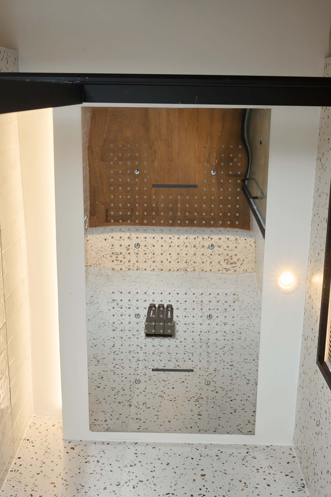 Rivius Aquanova – Bộ Vòi Sen Sắc Bạc Với Bảng Điều Khiển Hiện Đại