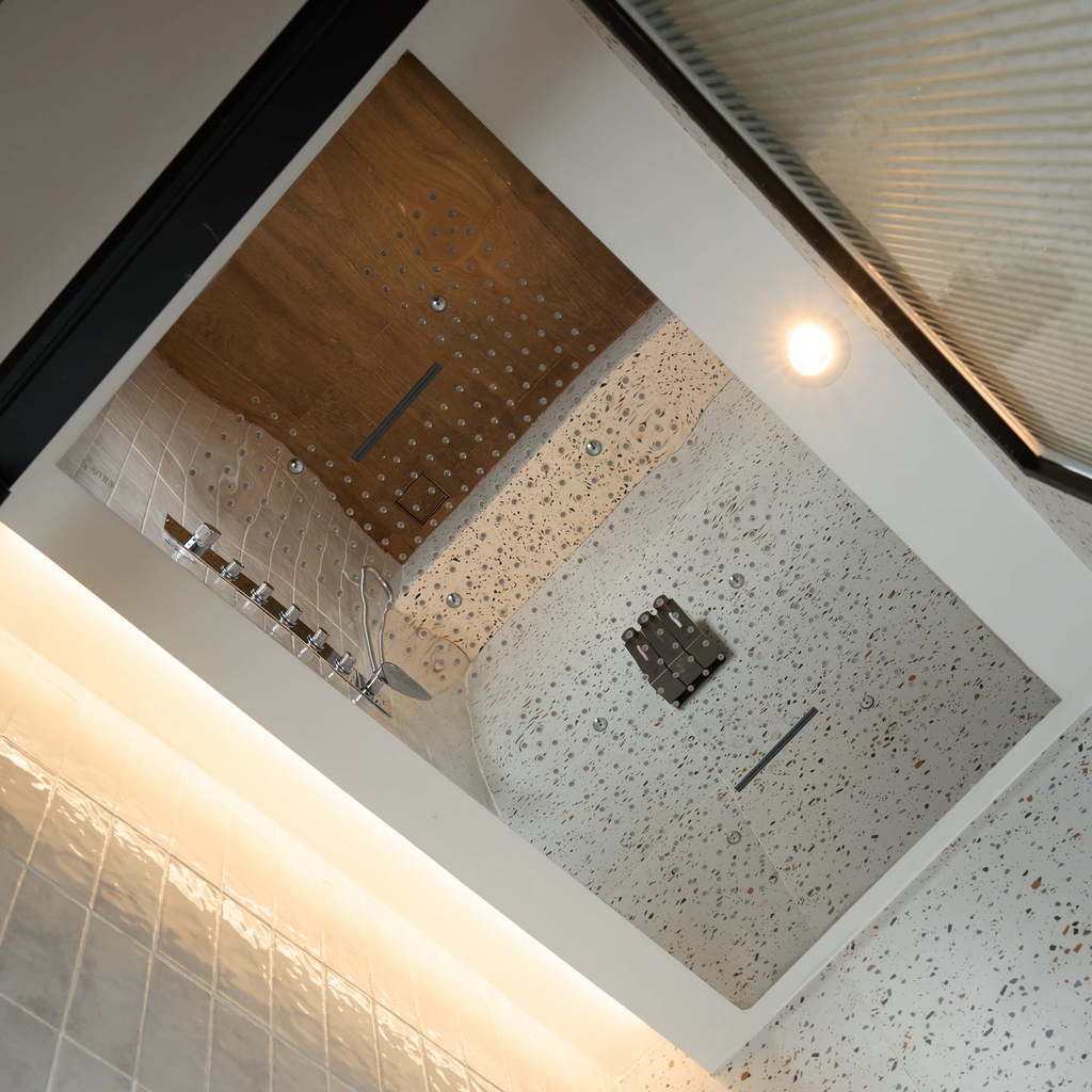 Rivius Aquanova – Bộ Vòi Sen Sắc Bạc Với Bảng Điều Khiển Hiện Đại