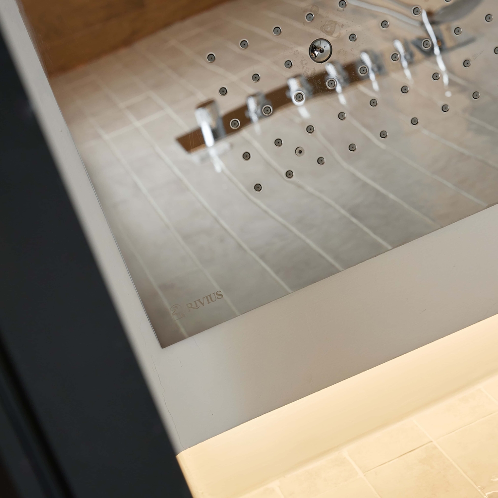 Rivius Aquanova – Bộ Vòi Sen Sắc Bạc Với Bảng Điều Khiển Hiện Đại