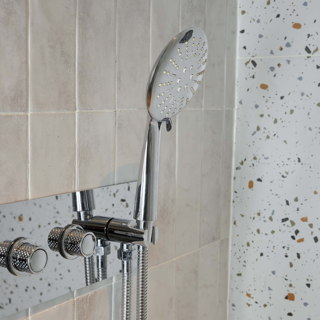 Rivius Aquanova – Bộ Vòi Sen Sắc Bạc Với Bảng Điều Khiển Hiện Đại