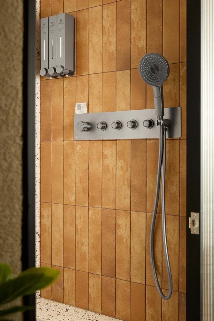 Rivius Aquanox – Bộ Vòi Sen Sắc Đen Với Bảng Điều Khiển Hiện Đại