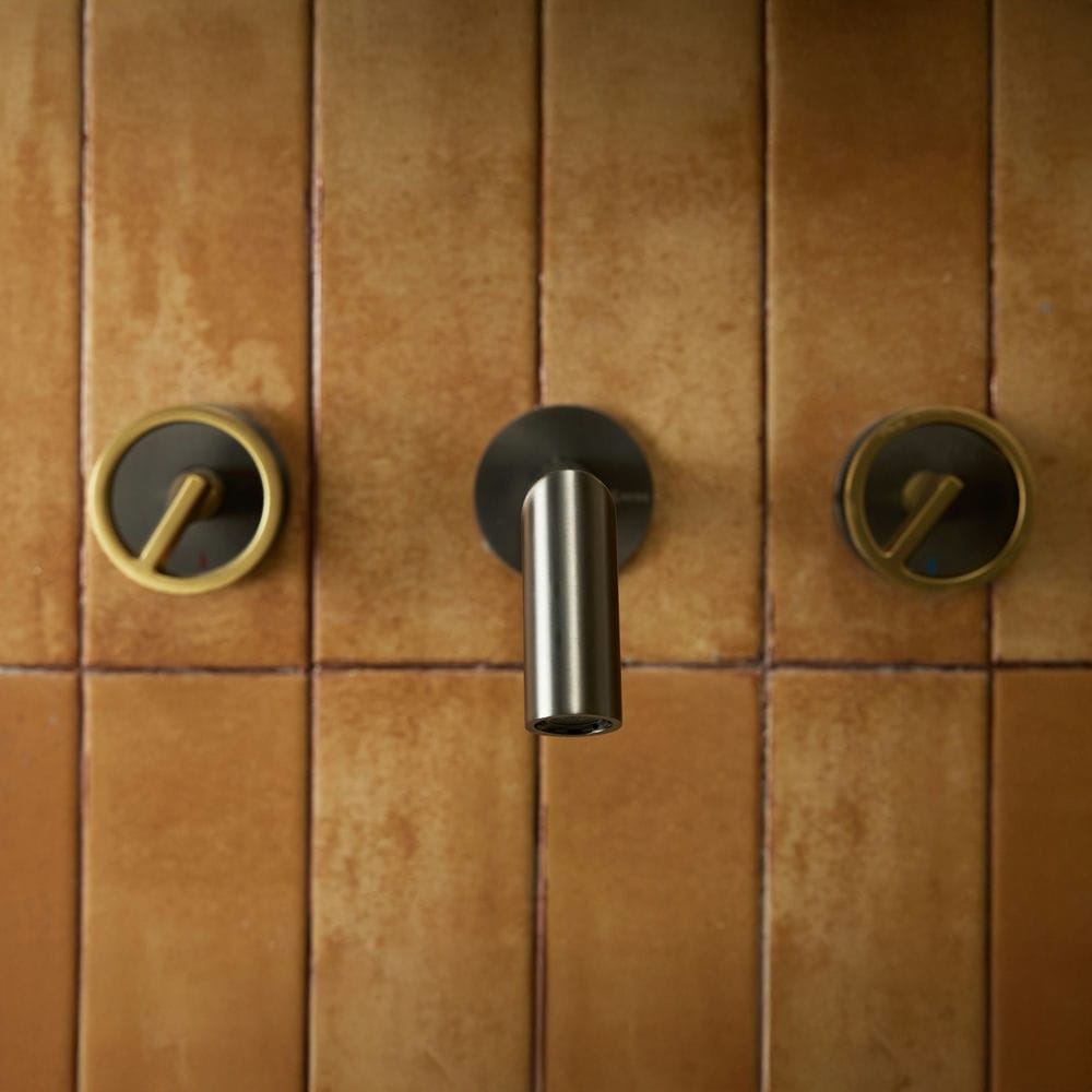 Rivius Onytwirl – Vòi Rửa Sắc Tối Với Tay Xoay Đôi Độc Đáo