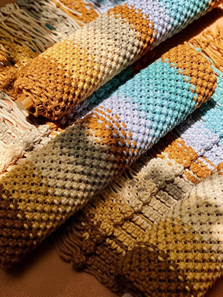 Rivius Prisma – Ghế Macrame Gỗ Gấp Đan Thủ Công Sắc Cầu Vồng