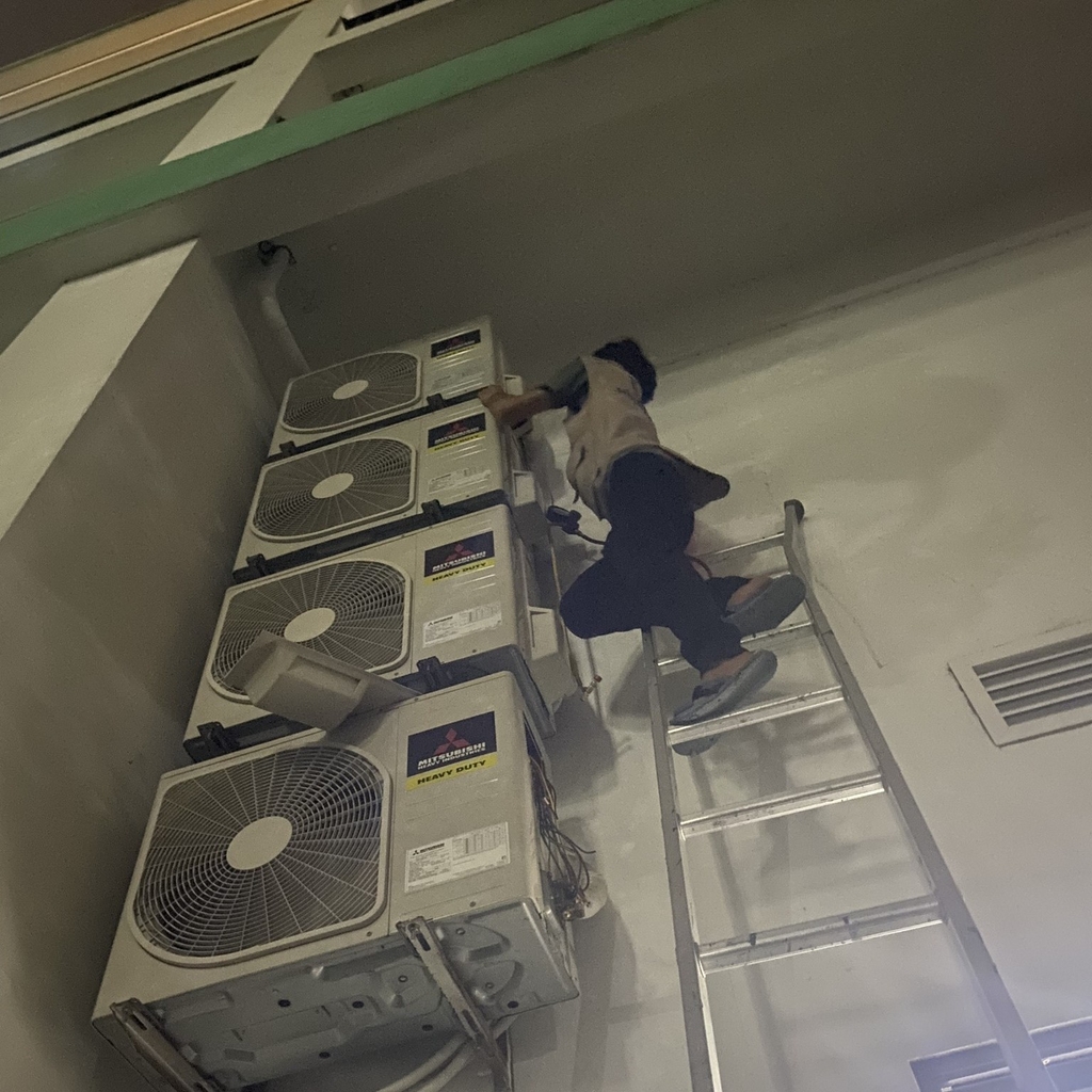 ve-sinh-dieu-hoa-am-tran-noi-ong-gio