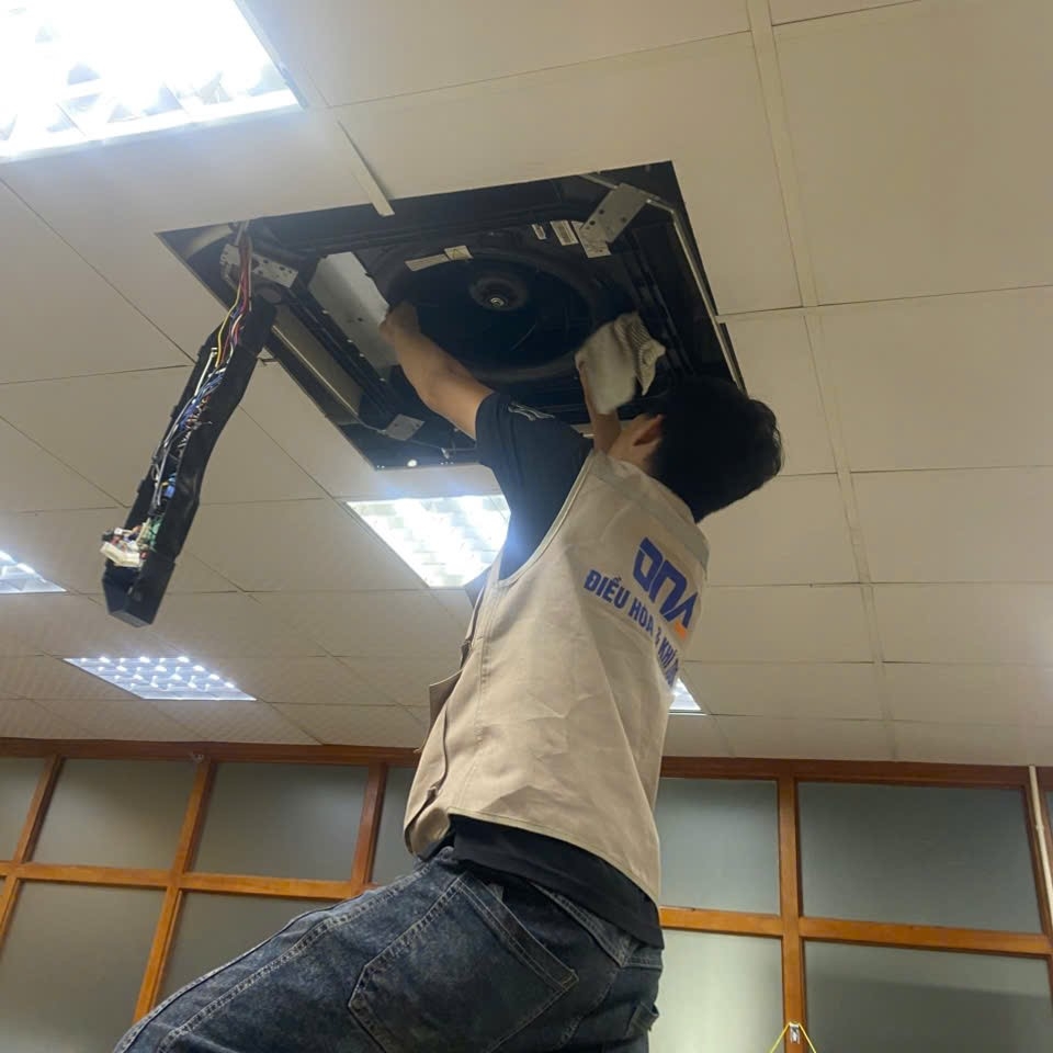 ve-sinh-dieu-hoa-am-tran-cassete