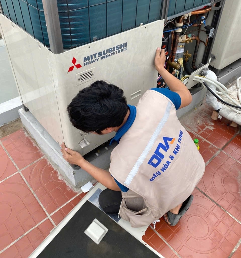 bao-duong-ve-sinh-dieu-hoa-am-tran-noi-ong-gio