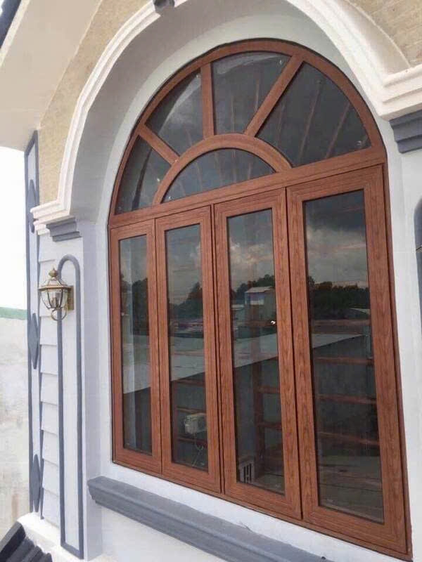 cứa sổ uốn vòm màu nâu cafe