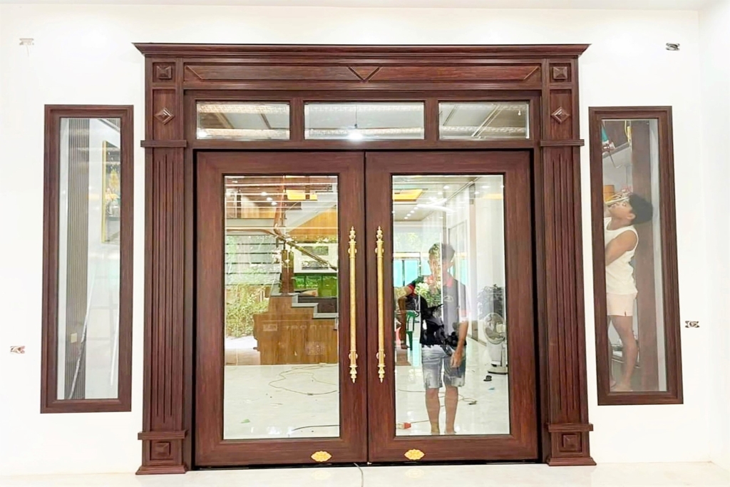 cửa thủy lực vân gỗ hương
