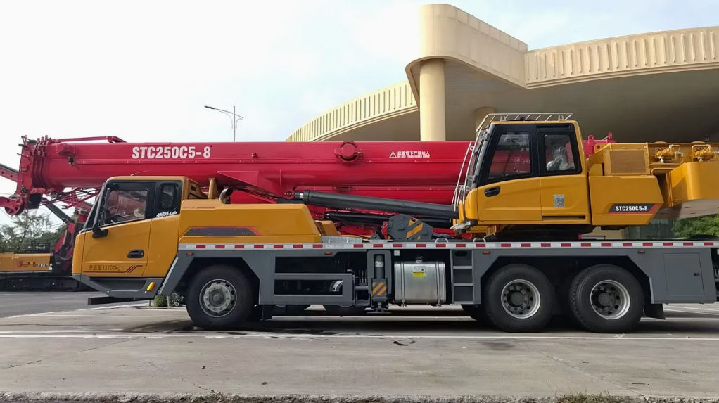 XE CẨU BÁNH LỐP 25 Tấn SANY STC250C5-8