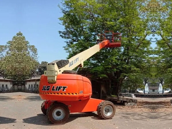 Thuê xe nâng người Boom Lift JLG 600S - Chiều cao làm việc 20m