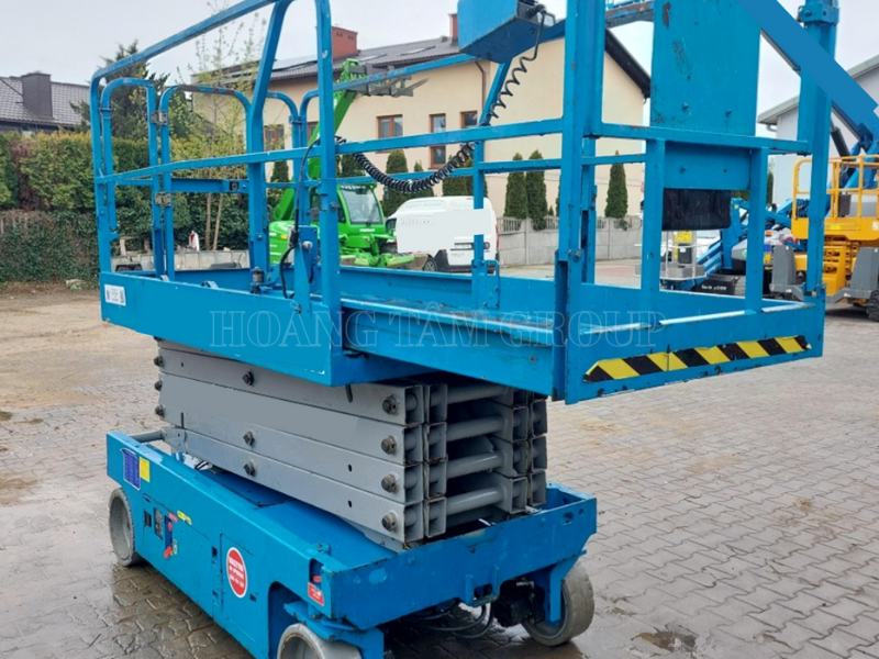 Xe nâng người cắt kéo Genie GS 3246 - Chiều cao làm việc 12 m - Đời 2013