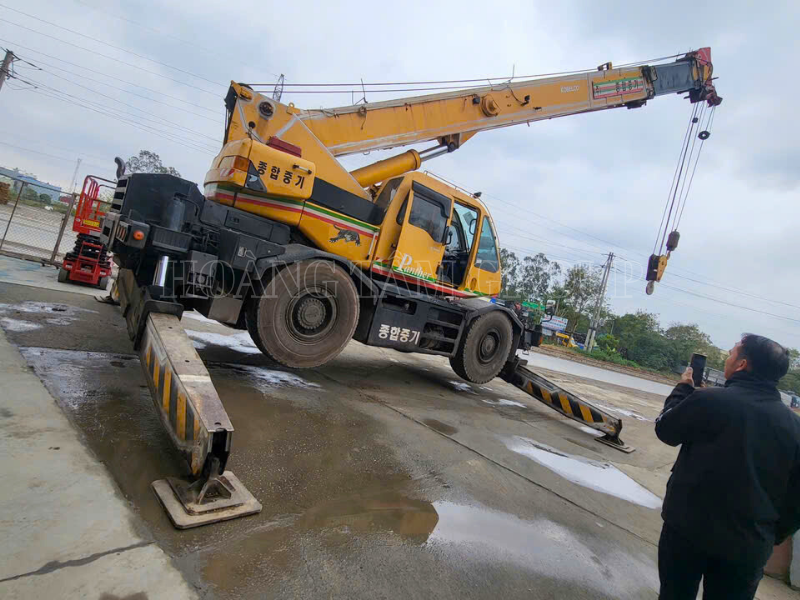 Cho Thuê Cẩu Kobelco - 25 Tấn