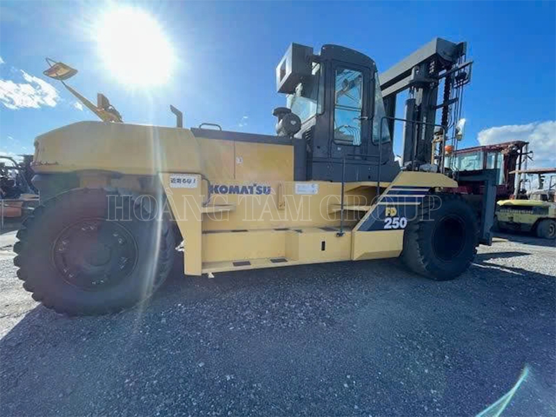 XE NÂNG HÀNG KOMATSU FD250-7 - ĐỜI 2013 - NHẬP KHẨU NHẬT BẢN